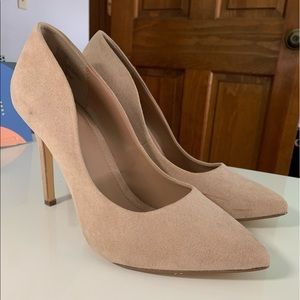 Suede pumps nude